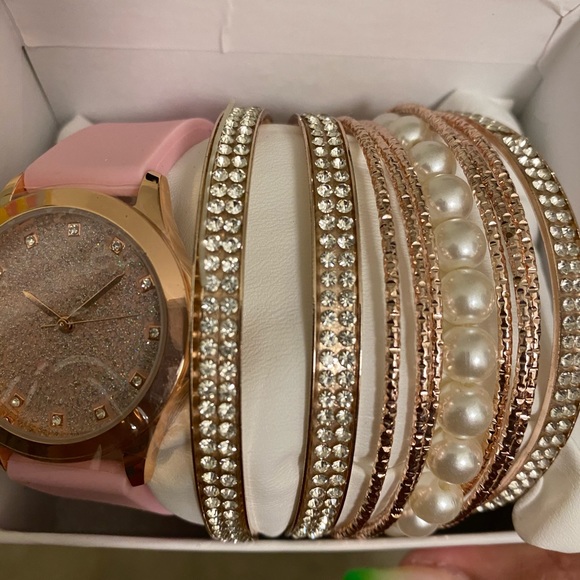 Pink watch - Picture 3 of 5